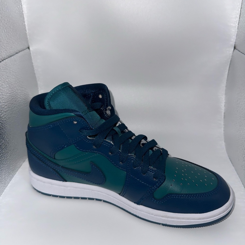 Jordan Women's Teal and Navy High-Top Sneakers